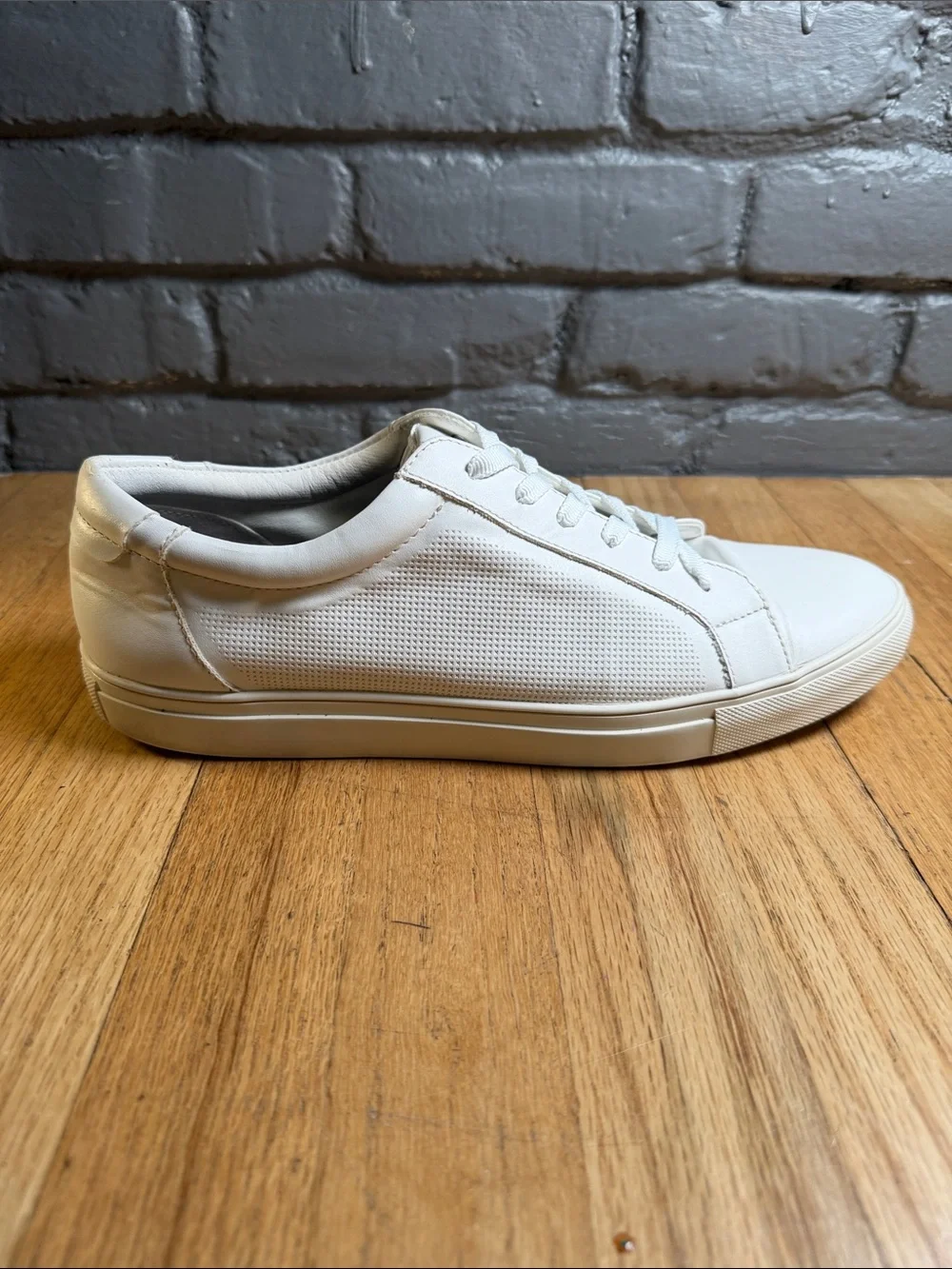 Minimalist Men’s White Leather Low-Top Sneakers
